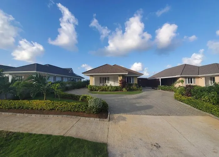 "luxurycrest , King Bed, Bbq & Backyard Games, Near Ocho Rios" * Ocho Ríos
