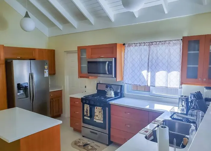 "luxurycrest , King Bed, Bbq & Backyard Games, Near Ocho Rios" Ocho Ríos