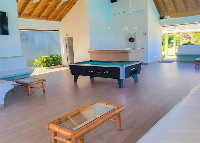 "luxurycrest , King Bed, Bbq & Backyard Games, Near Ocho Rios"