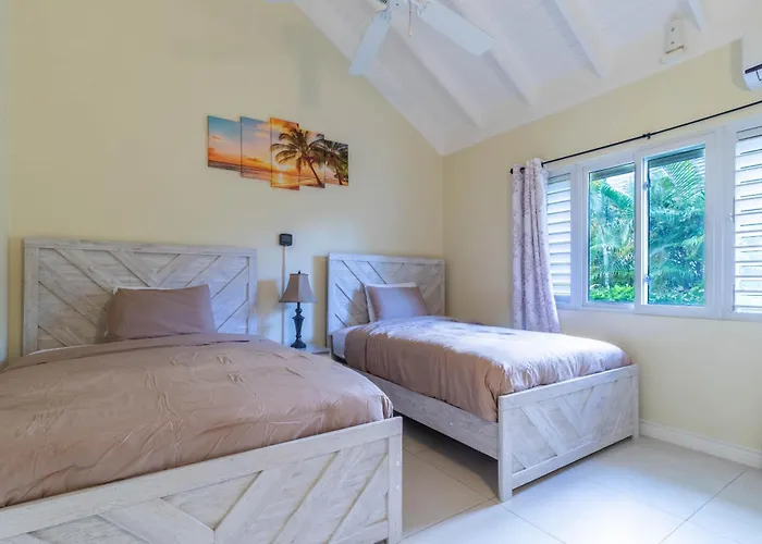 Villa "luxurycrest , King Bed, Bbq & Backyard Games, Near Ocho Rios"